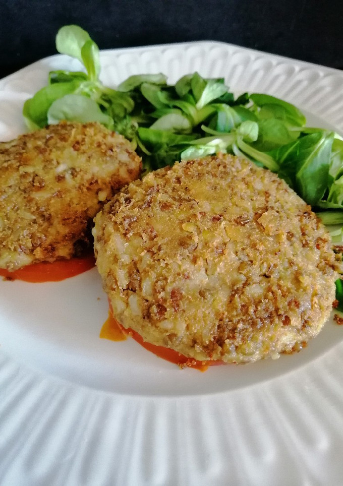 Una foto de Burger de lentejas con queso vegano de anacardos