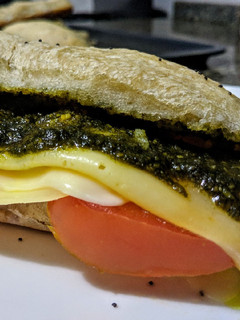 Una foto de BOCADILLO Al 🌿Pesto, en Pan de CRISTAL...!