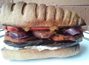 Una foto de Sándwich🥪 de vegetales🍆🎃🌶🌰asados!!!