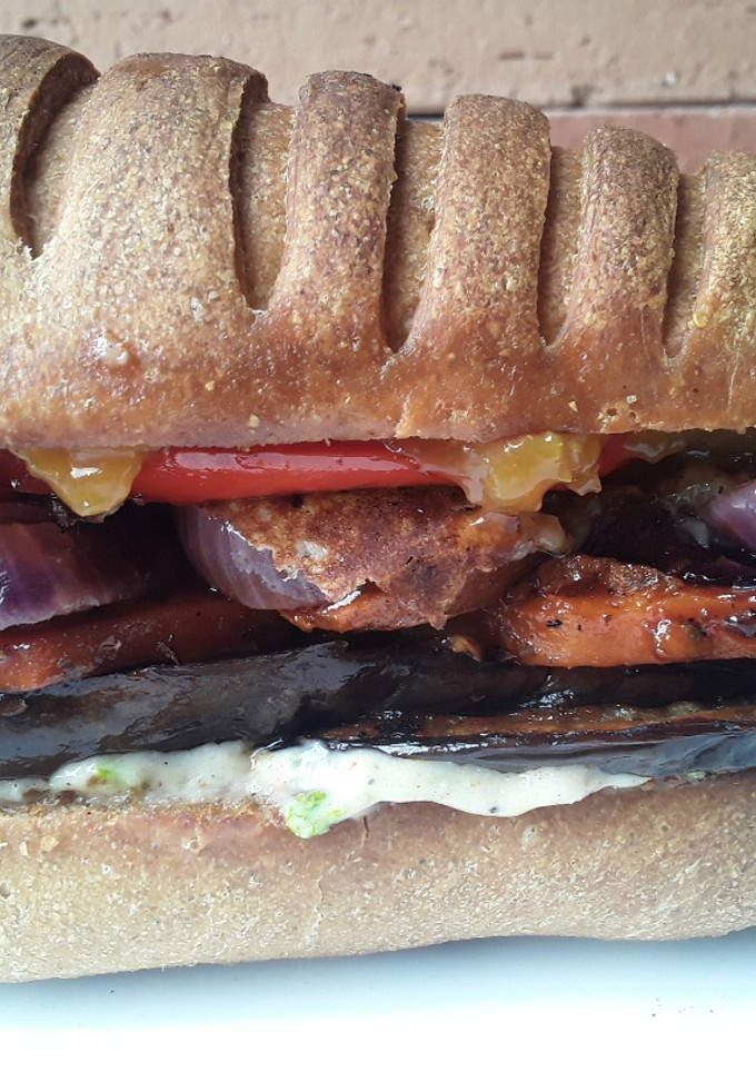 Una foto de Sándwich🥪 de vegetales🍆🎃🌶🌰asados!!!