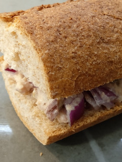 Una foto de Bocata de atún con olivas
