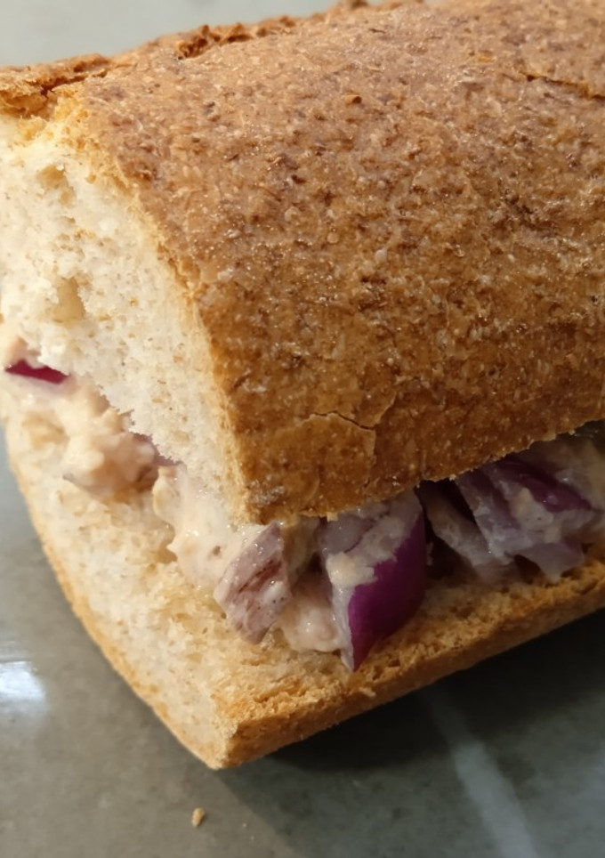 Una foto de Bocata de atún con olivas