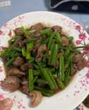 ผัดดอกหอมใส่เครื่องในไก่