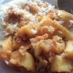 A picture of Stewed potatoes served with Rice.