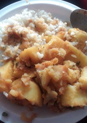 A picture of Stewed potatoes served with Rice.