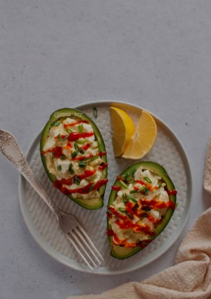 Авокадо, фаршировані яєчним салатом / Egg salad stuffed avocados