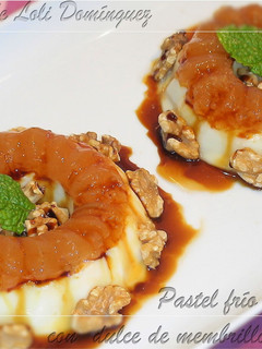 Una foto de Pastel frío de queso con dulce de membrillo y nueces