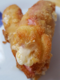 Una foto de Rollitos de jamón de york y queso