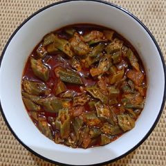A picture of Bhindi curry/ladies finger curry.