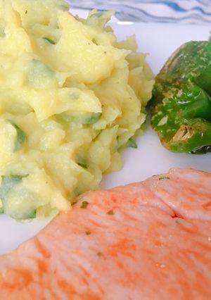 Foto principal de Puré de patata y calabacín con pimientos del padrón a la plancha