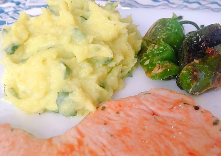 Puré de patata y calabacín con pimientos del padrón a la plancha