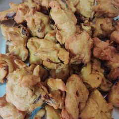 Potato onion pakoras A picture of Potato onion pakoras.
