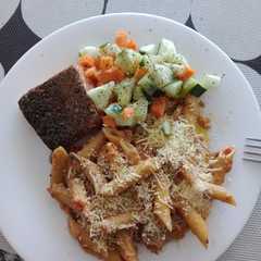 Una foto de Pasta o gnocchis con Salsa de pimentón y salmón