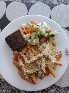 Una foto de Pasta o gnocchis con Salsa de pimentón y salmón