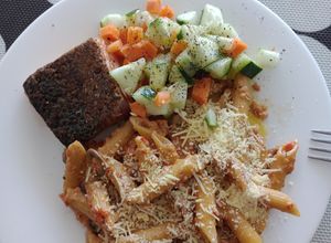 Una foto de Pasta o gnocchis con Salsa de pimentón y salmón