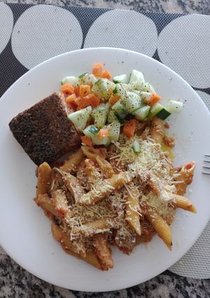 Una foto de Pasta o gnocchis con Salsa de pimentón y salmón