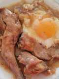 Conejo estofado con huevos poché