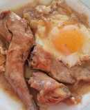 Conejo estofado con huevos poché