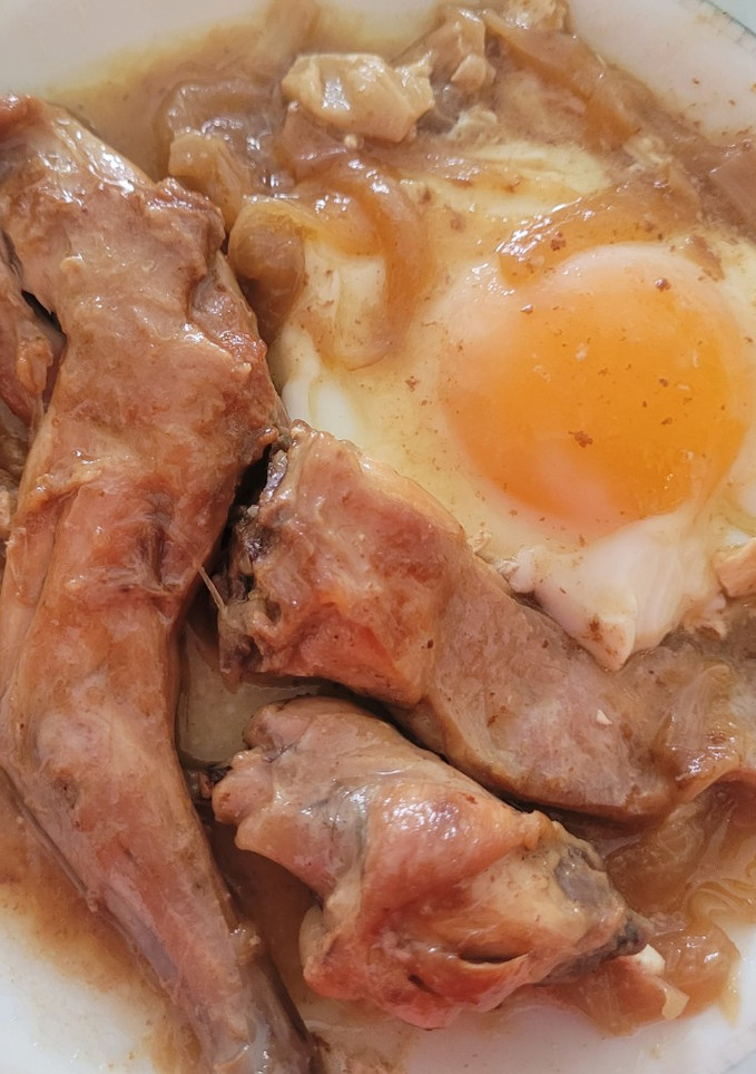 Una foto de Conejo estofado con huevos poché