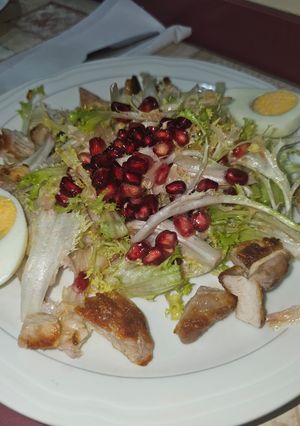 Una foto de Ensalada templada de pollo y escarola