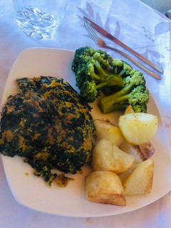 Una foto de Papas dorada con tortilla de acelga cami