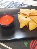 Nachos con salsa ai peperoni