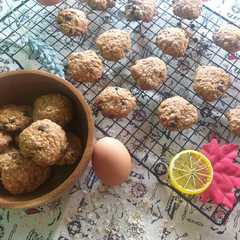A picture of Oatmeal choco chips cookies.