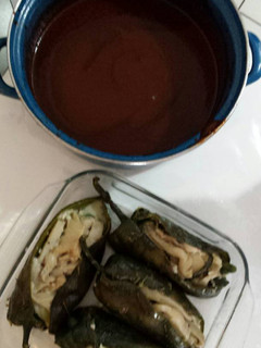 Una foto de Chiles rellenos de setas en salsa de pasilla 😊