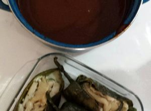 Una foto de Chiles rellenos de setas en salsa de pasilla 😊
