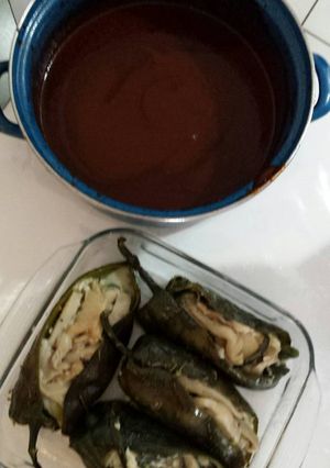 Una foto de Chiles rellenos de setas en salsa de pasilla 😊