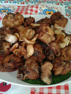 Una foto de Pollo aliñado y frito