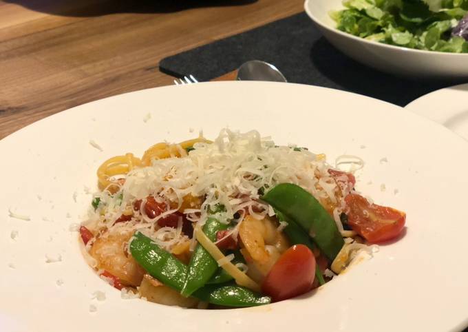 Recipe of Speedy Chilli prawn linguine (with lime salad)