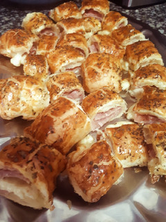 Una foto de Canapés de hojaldre de jamón York y queso
