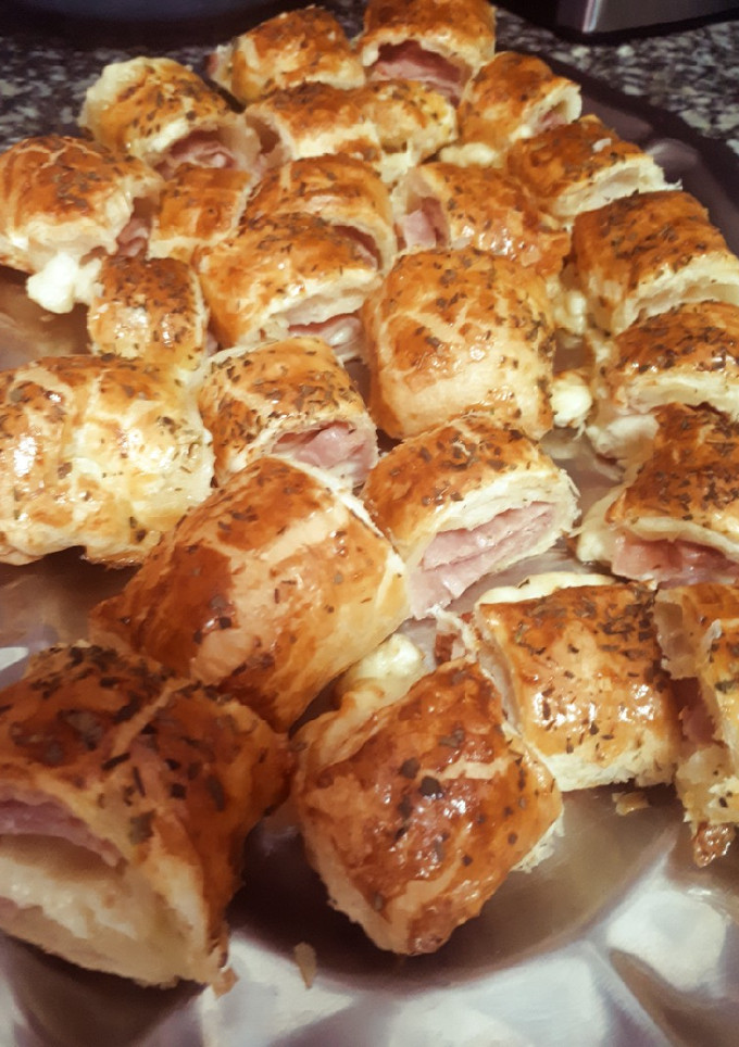 Una foto de Canapés de hojaldre de jamón York y queso