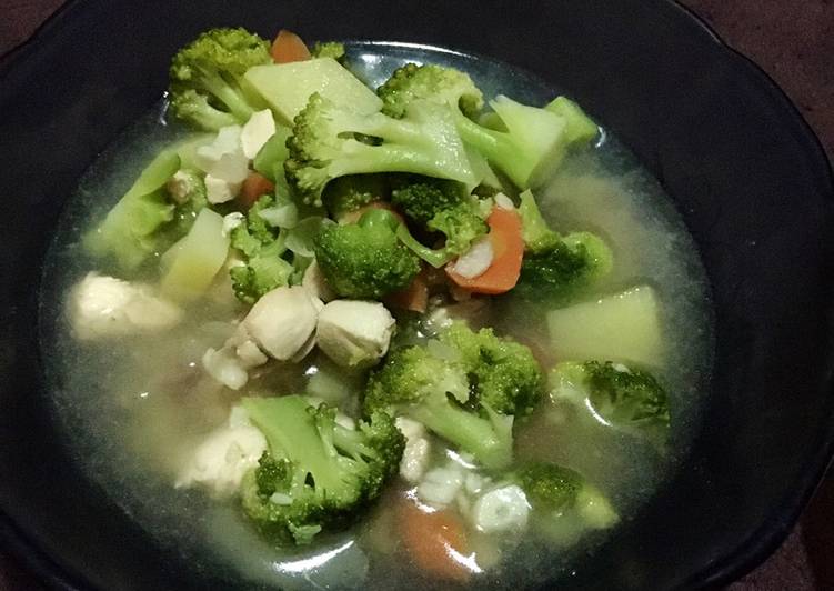 Cara Gampang Membuat Sup Ayam Brokoli Wortel, Enak Banget