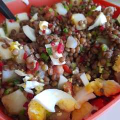 Una foto de Ensalada de lenteja muy colorida