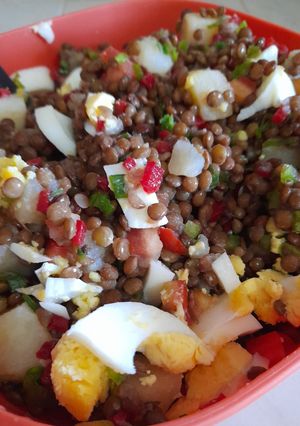 Una foto de Ensalada de lenteja muy colorida