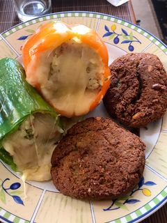 Una foto de Pimentón relleno 🍚🍅 y croquetas de falafel 🧆