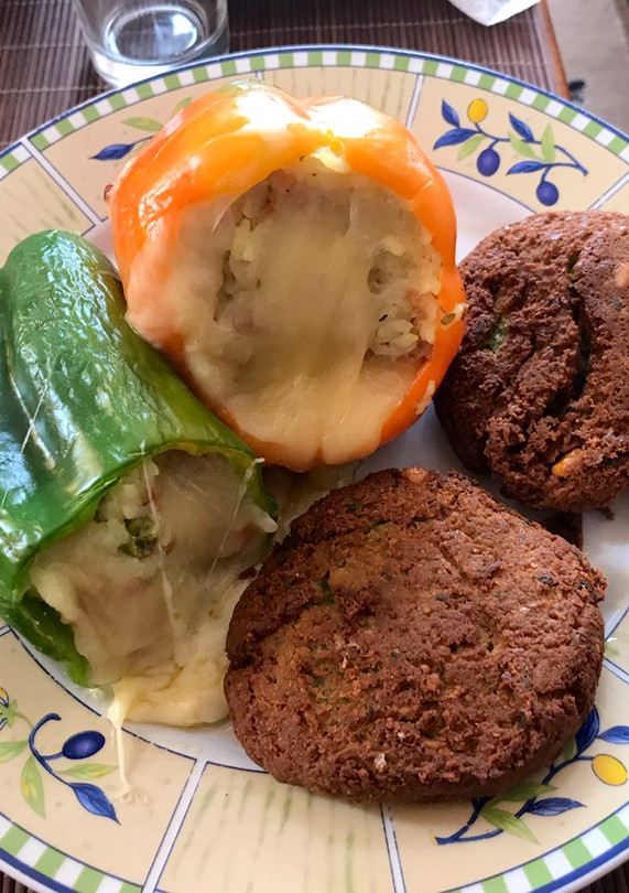 Una foto de Pimentón relleno 🍚🍅 y croquetas de falafel 🧆
