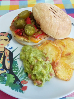 Una foto de Hamburguesa de pollo con pimientos y jalapeños