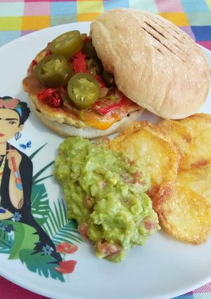 Una foto de Hamburguesa de pollo con pimientos y jalapeños
