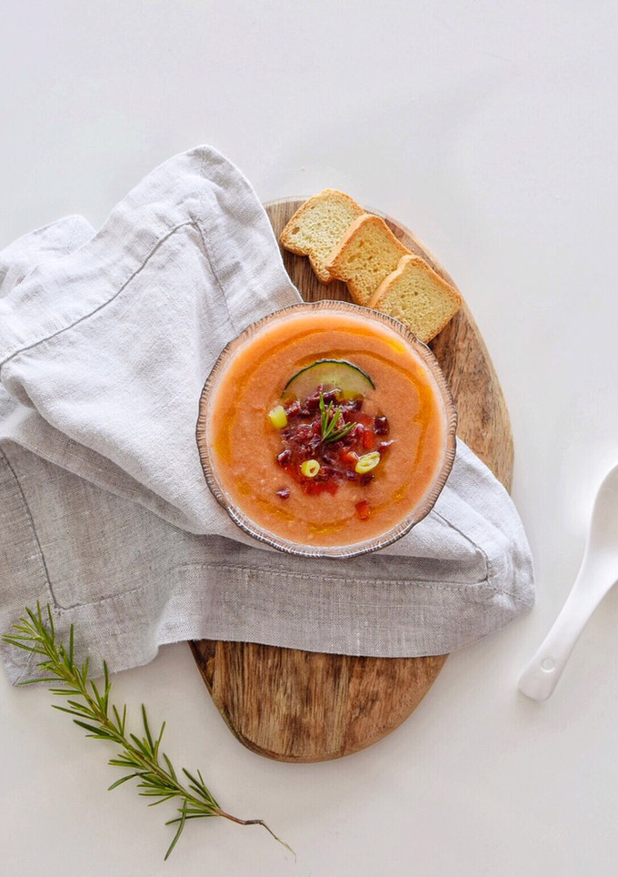 Una foto de Gazpacho sin Pan - la receta ligera para refrescarse en verano