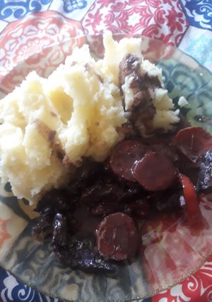 Una foto de Carne braseada al vino tinto con puré