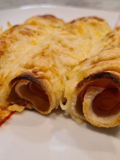 Una foto de Canelones de jamón York y queso con pan de molde