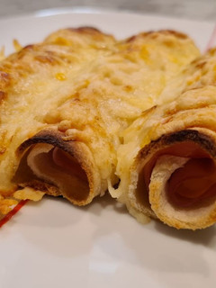 Una foto de Canelones de jamón York y queso con pan de molde