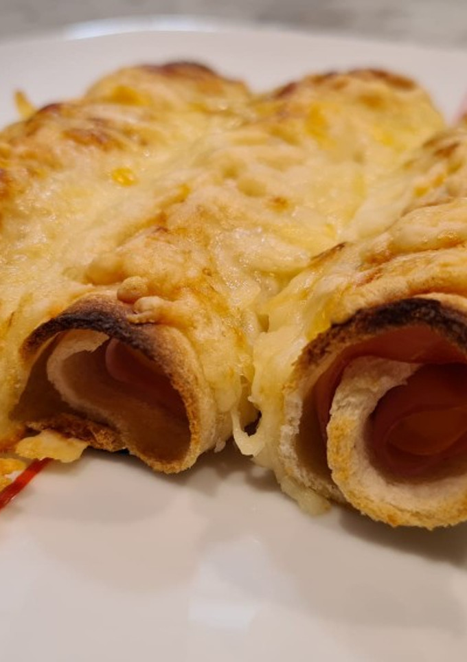 Una foto de Canelones de jamón York y queso con pan de molde