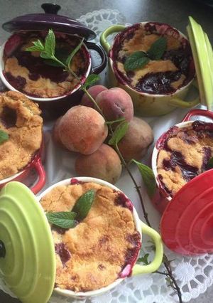 Une photo de Crumble pêche de vigne / framboise en petite cocotte