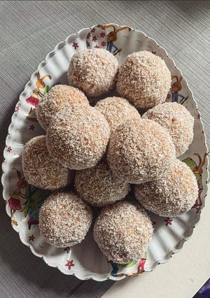 Kakaó nélküli kókuszgolyó meggyel a közepén 🍒😋 recept fotója