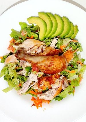 Une photo de 🥗Salade poulet avocat🥑