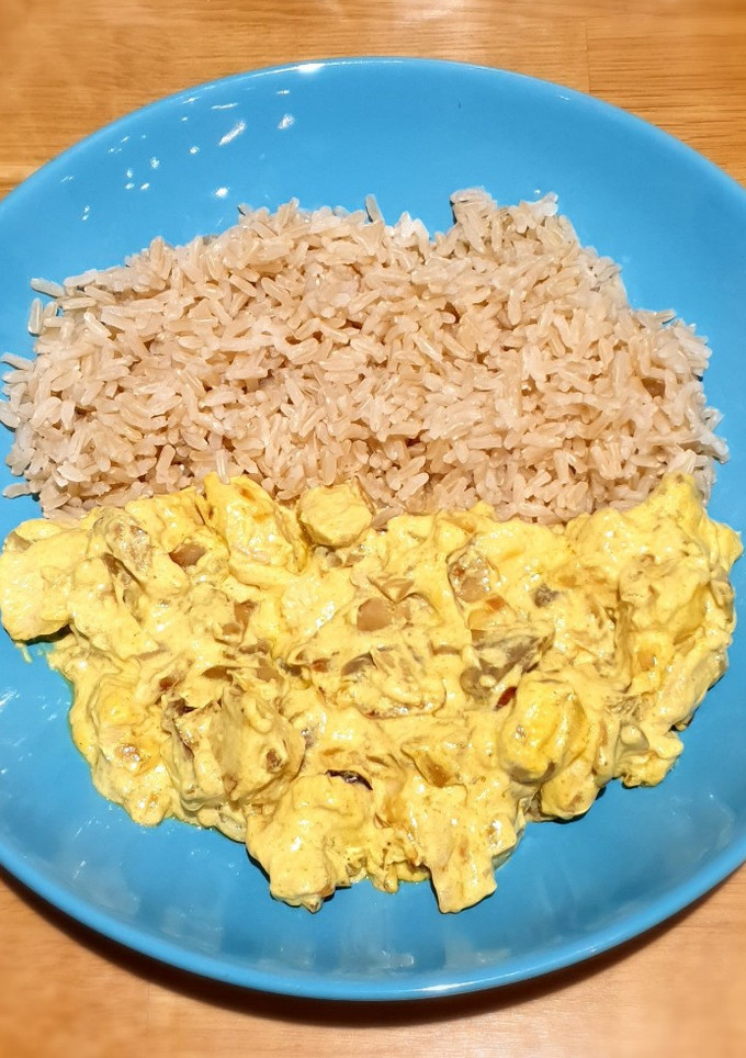 Una foto de Pollo al curry con arroz